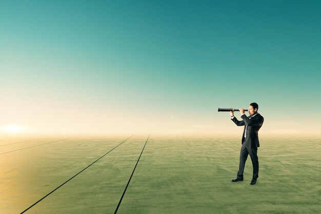 Homme d'affaires avec télescope regardant au loin sur un ciel lumineux abstrait et un fond de sol wi