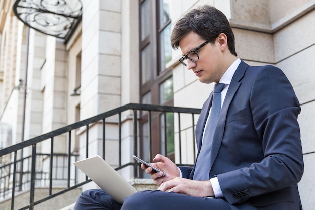 Homme d'affaires en télétravail