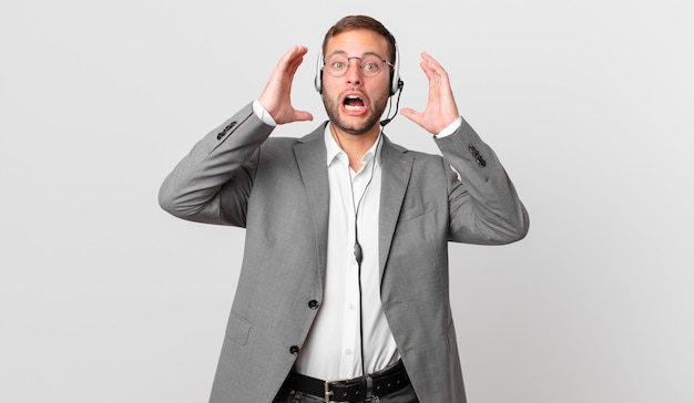 Homme d'affaires de télévendeur criant avec les mains en l'air