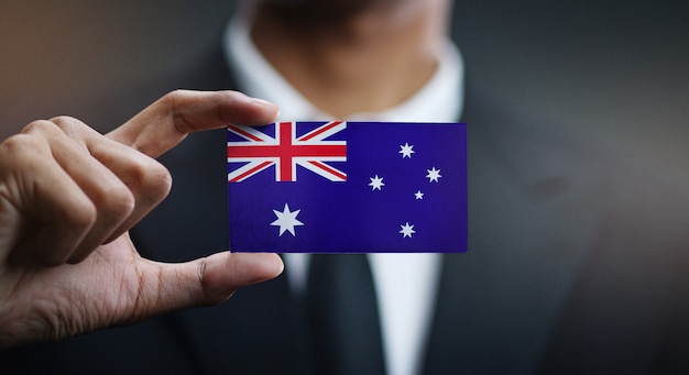 Homme d&#39;affaires tenant une carte du drapeau australien