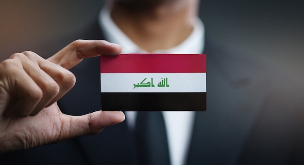 Homme d&#39;affaires tenant une carte du drapeau de l&#39;Irak