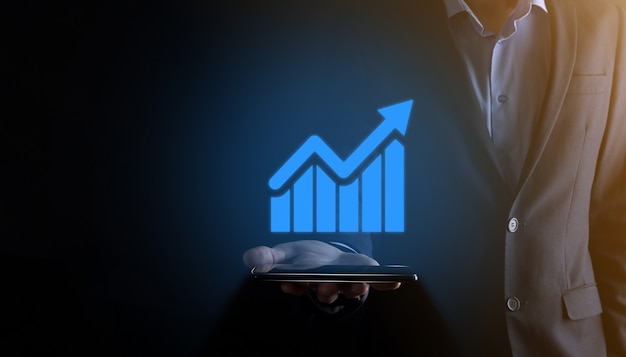 Homme D'affaires Tenant Un Graphique Avec Une Croissance Positive Des Bénéfices. Planifier La Croissance Du Graphique Et L'augmentation Des Indicateurs Positifs Du Graphique Dans Son Entreprise. Plus Rentable Et En Croissance.