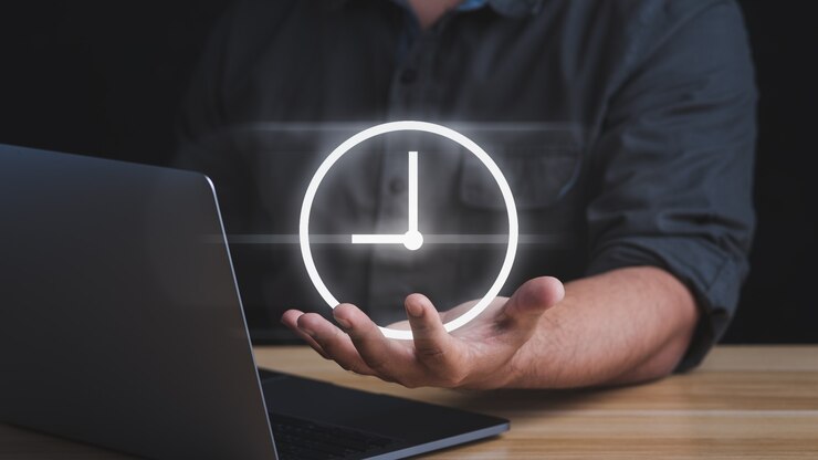 Photo homme d'affaires tenant une horloge de signe. concept de gain de temps.