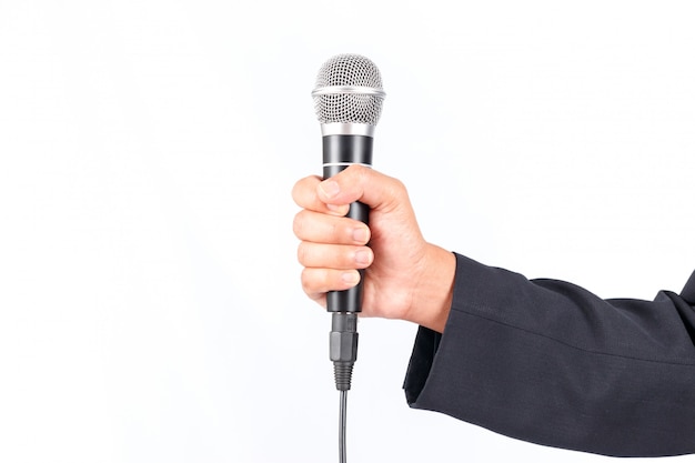 Homme d&#39;affaires tenant un microphone isolé sur fond blanc