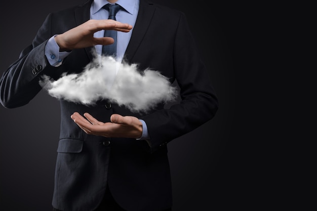 Homme d'affaires tenant un nuage. Concept de cloud computing.