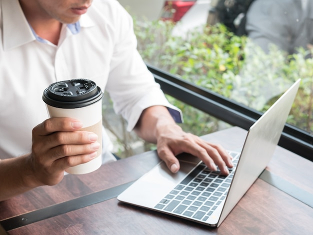 homme d&#39;affaires tenant une tasse de café en papier