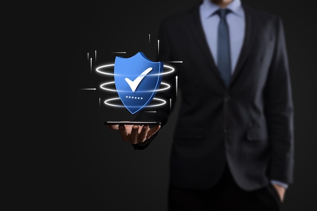 Un homme d'affaires tient un bouclier de polygone low poly avec une icône de cocheSecure Access System ConceptBusiness Financial Guarantee for Investmentantivirus conceptTechnology securityProtection networksafe data
