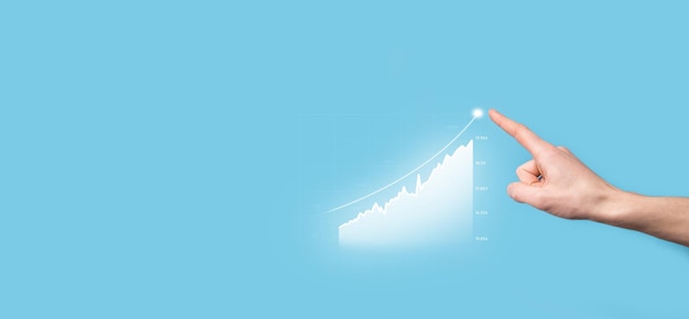 Un homme d'affaires tient un dessin sur l'écran d'une flèche graphique croissante d'une icône de croissance positive pointant sur le graphique de l'entreprise créative avec des flèches vers le hautConcept de croissance de l'entreprise financière
