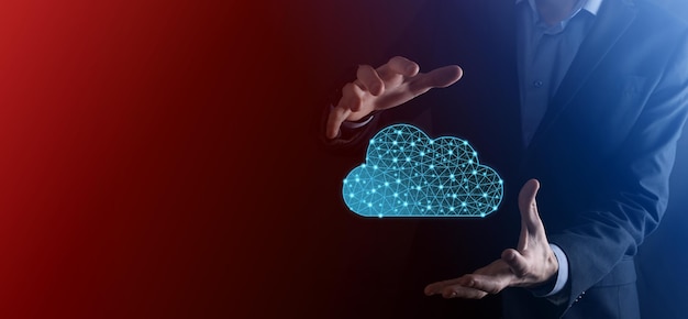 L'homme d'affaires tient l'icône du cloud. Concept de cloud computing - connecter un téléphone intelligent au cloud. technologue de l'information sur le réseau informatique avec smart phone.Big data Concept.Low poly,polygonal