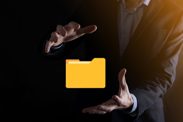 L'homme D'affaires Tient L'icône Du Dossier Le Système De Gestion De Documents Ou La Configuration Dms Par Un Consultant Informatique Avec Un Ordinateur Moderne Recherchent La Gestion Des Informations Et Des Fichiers D'entreprisetraitement D'entreprise