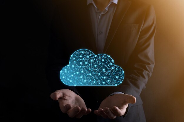 L'homme d'affaires tient l'icône du nuage. Concept de cloud computing - connectez le téléphone intelligent au nuage. technologue de l'information sur les réseaux informatiques avec smart phone.Big data Concept.Low poly,polygonal