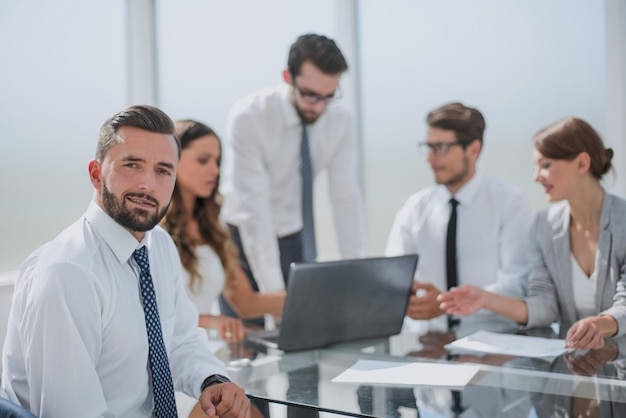 L'homme d'affaires tient une réunion de travail avec le bureau de l'équipe commerciale en semaine