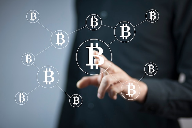 Homme d'affaires touchant l'écran de connexion bitcoin