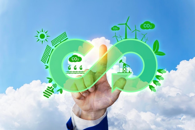 Homme d'affaires touchant le symbole de recyclage sur l'écran tactile Concept d'économie écologique et circulaire verte Symbole de recyclage de la flèche à l'infini