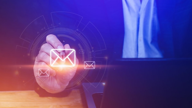 Homme d'affaires touchant la vérification des e-mails en ligne avec la technologie d'interface virtuelleMessage en ligne de marketing direct Concept de communication de courrier électronique par e-mail