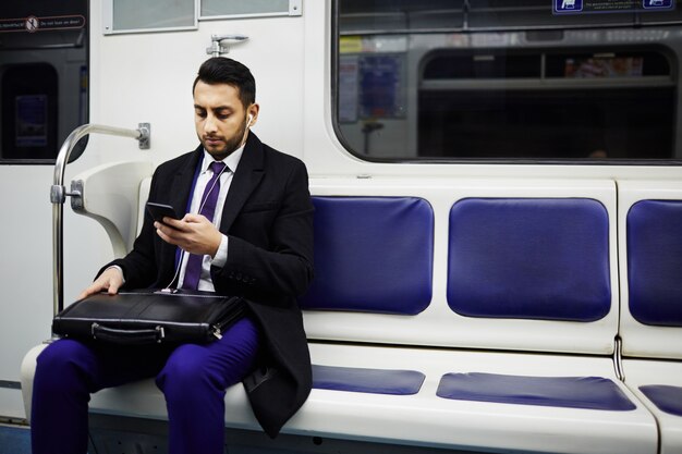 Homme d&#39;affaires sur le train de métro