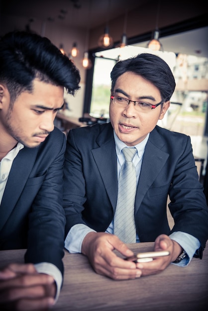 Homme d'affaires et travail d'équipe travaillant sur mobile pour un objectif commercial et réussi