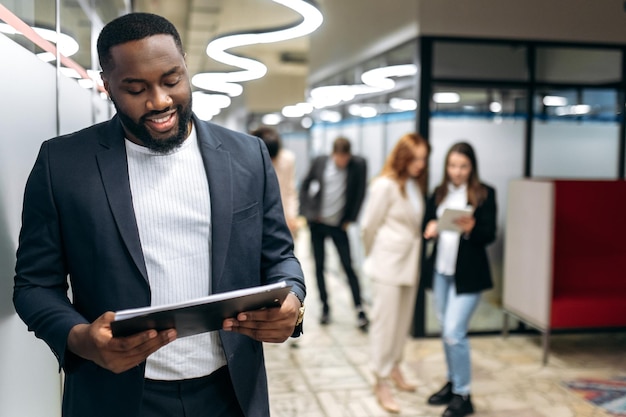 Homme d'affaires travail travail de bureau réussi