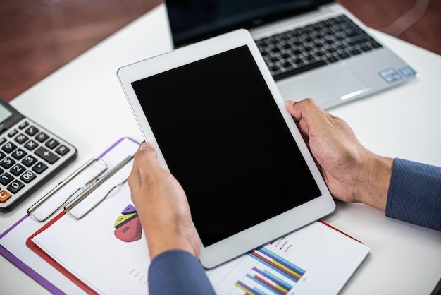 Homme d'affaires travaillant au bureau, il travaille avec un ordinateur portable et se connecte