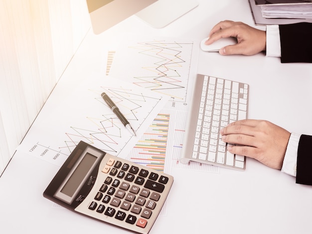 Homme d&#39;affaires travaillant au bureau avec ordinateur de bureau et documents sur son bureau