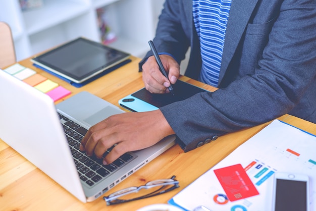 Homme d&#39;affaires travaillant au bureau avec ordinateur portable et des documents sur son bureau, consultant avocat co