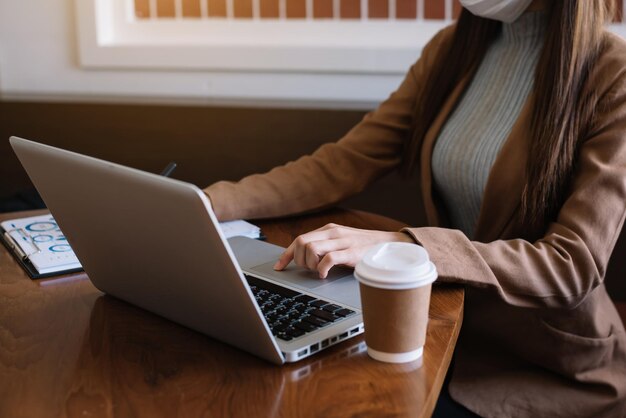 Homme d'affaires travaillant au bureau avec un ordinateur portable et des documents sur son nouveau projet de démarrage de bureau. Tâche financière.