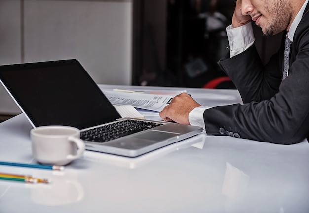 homme d'affaires travaillant au bureau. Épuisé et sérieux pour problème commercial.