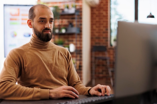 Photo homme d'affaires travaillant au bureau