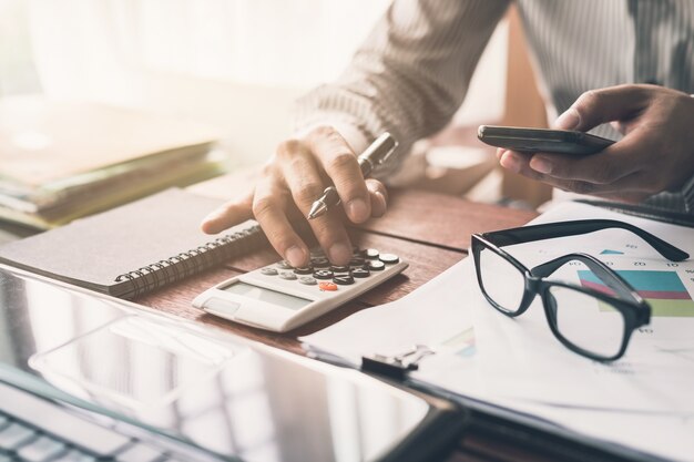 Homme d&#39;affaires travaillant sur le bureau