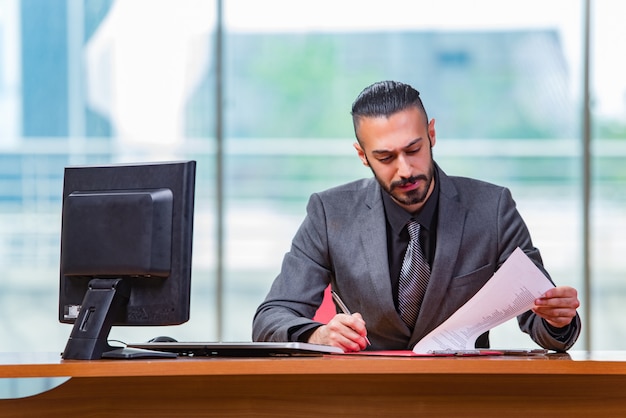 Homme d&#39;affaires travaillant à ce bureau