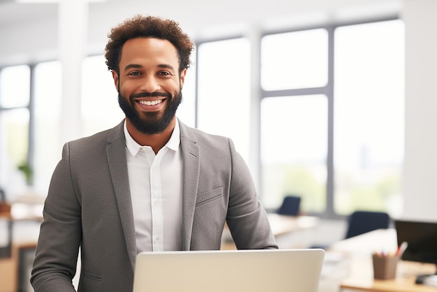 Photo homme d'affaires travaillant dans le bureau moderne