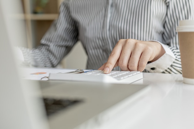 Homme d'affaires travaillant dans un bureau privé, elle examine les documents financiers de l'entreprise envoyés par le service financier avant de l'emmener à une réunion avec un partenaire commercial. Notion financière.