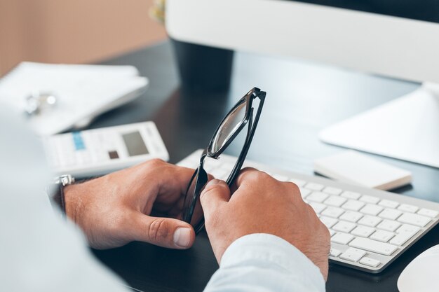 Homme d'affaires travaillant dans un bureau sur son lieu de travail