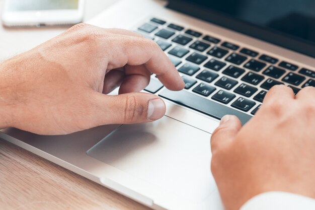 Photo homme d'affaires travaillant dans un bureau sur son lieu de travail