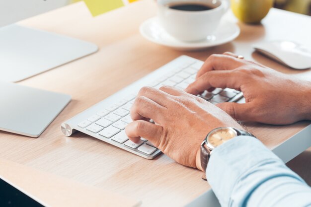 Homme d'affaires travaillant dans un bureau sur son lieu de travail