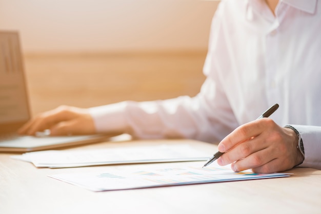 Photo homme d'affaires travaillant dans un bureau