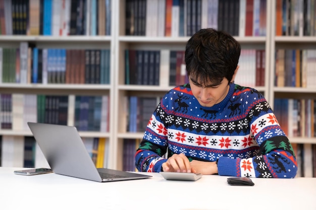 Homme d&#39;affaires travaillant dans le bureau