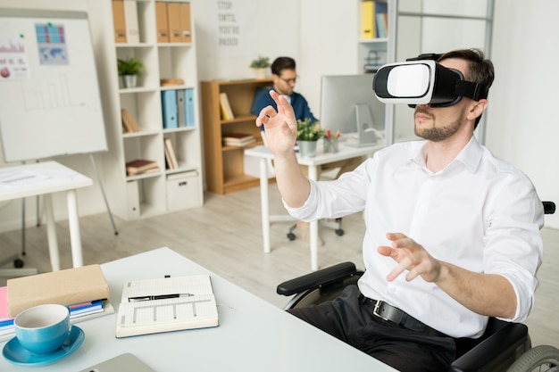 Homme d'affaires travaillant dans des lunettes VR