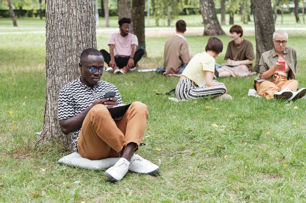 Homme d'affaires travaillant dans le parc