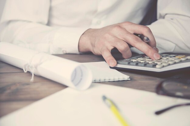 Homme d'affaires travaillant dans la table de travail