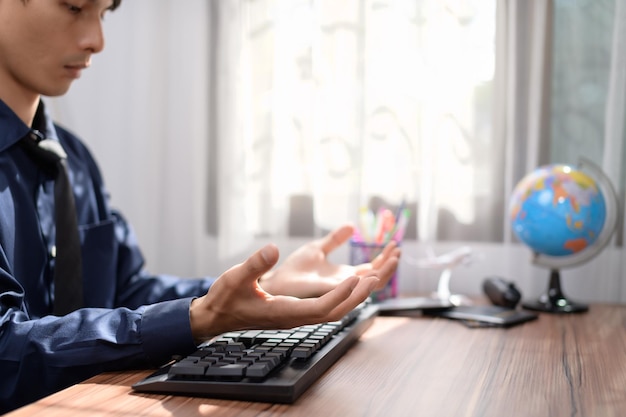 Homme d'affaires travaillant devant un ordinateur portable à un bureau