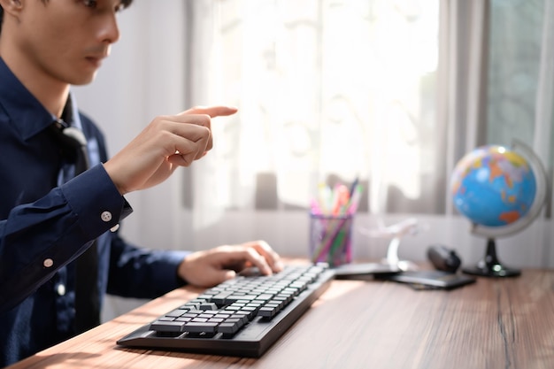 Homme d'affaires travaillant devant un ordinateur portable à un bureau