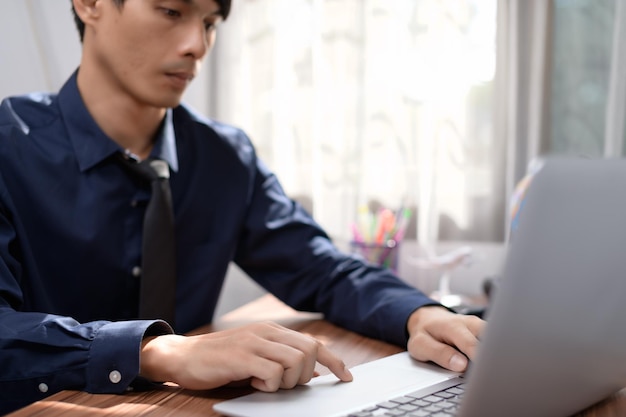 Homme d'affaires travaillant devant un ordinateur portable à un bureau