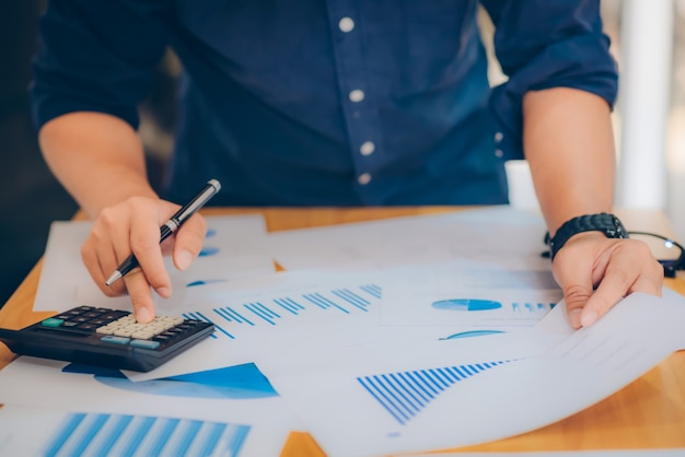 Homme d&#39;affaires travaillant avec des graphiques d&#39;analyse de feuille.