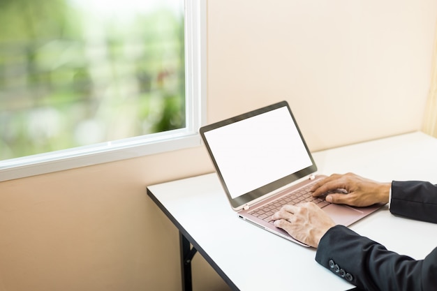 Homme d&#39;affaires travaillant avec lakptop sur table