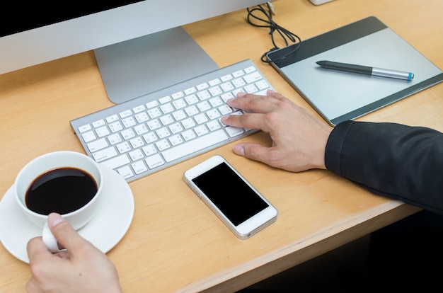 Homme d&#39;affaires travaillant sur le lieu de travail avec ordinateur