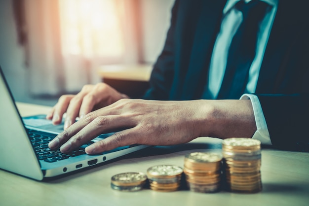 Homme d'affaires travaillant avec monnaie monnaie argent.