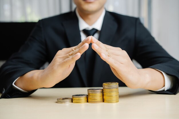 Homme d'affaires travaillant avec la monnaie de pièce de monnaie.