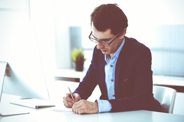 Homme D'affaires Travaillant Avec Un Ordinateur Dans Un Bureau Moderne. Tête D'un Entrepreneur Masculin Ou D'un Chef D'entreprise Sur Le Lieu De Travail. Notion D'entreprise.