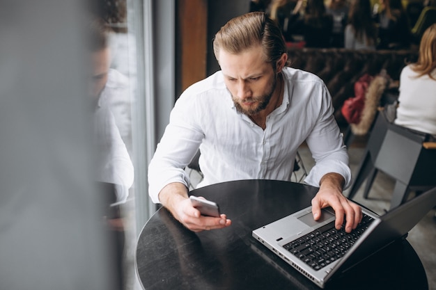 Homme d&#39;affaires travaillant sur ordinateur dans un café